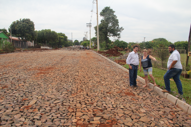 Prefeito vistoria obras na Avenida Medianeira